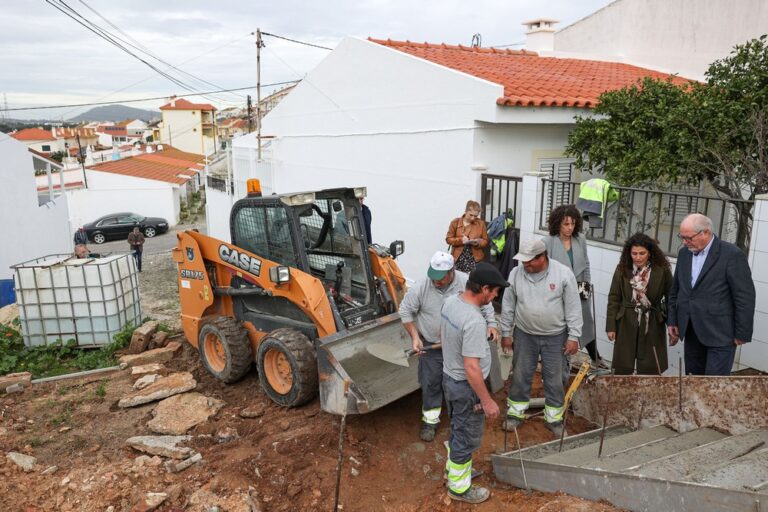 Visita do Executivo a obras na freguesia do Sado - requalificação de ligação pedonal na Quinta do Meio