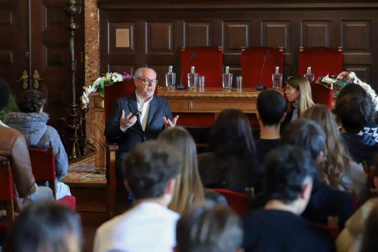 Presidente da Câmara, André Martins, teve conversa com 80 alunos do ensino secundário, numa sessão do projeto “Democracia nas Escolas”, do grupo “Os 230”, no âmbito das comemorações dos 50 anos do 25 de Abril em Setúbal “Venham Mais Vinte e Cincos”