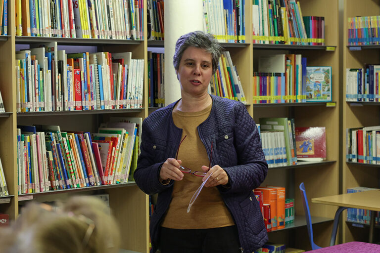 A vice-presidente Carla Guerreiro leu poemas de Olavo Bilac e Ary dos Santos