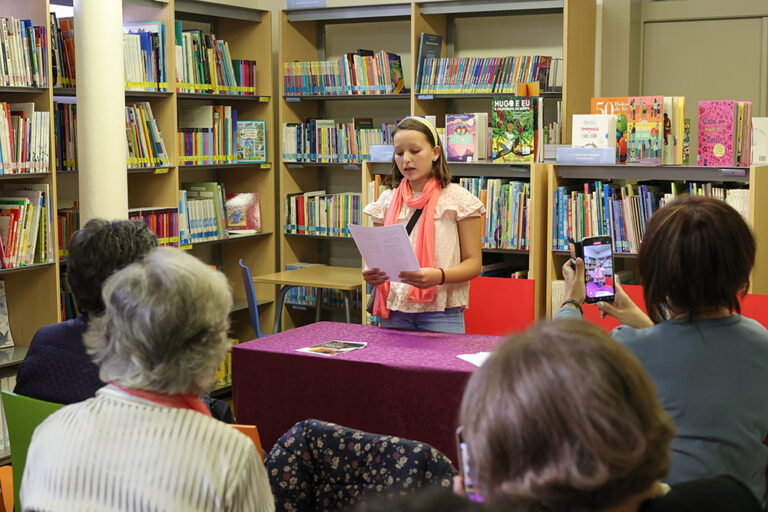 A Biblioteca promoveu uma sessão aberta para leitura e declamação de poemas