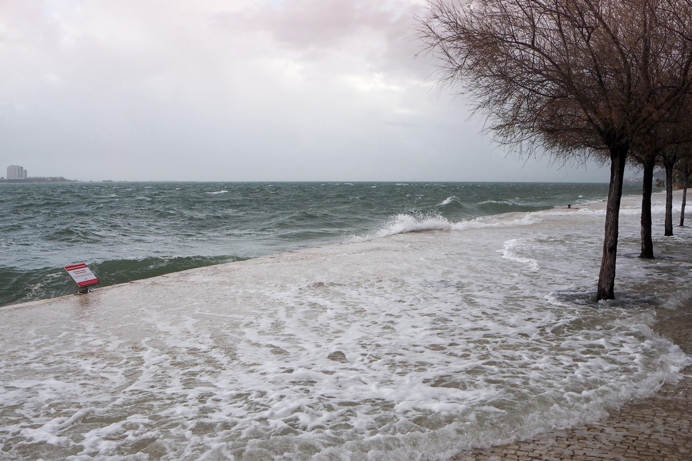 Meteorologia adversa, com agitação marítima