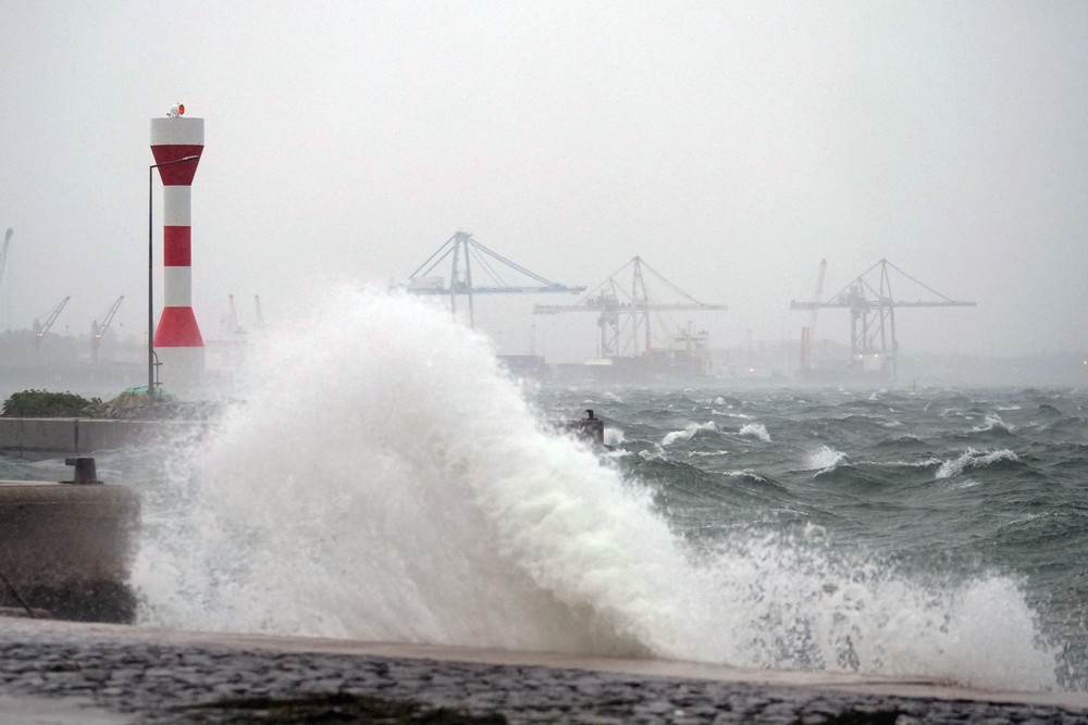 Meteorologia adversa, com agitação marítima