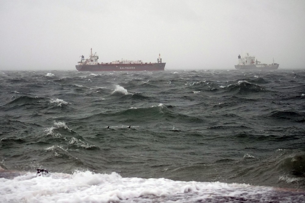 Meteorologia adversa, com agitação marítima