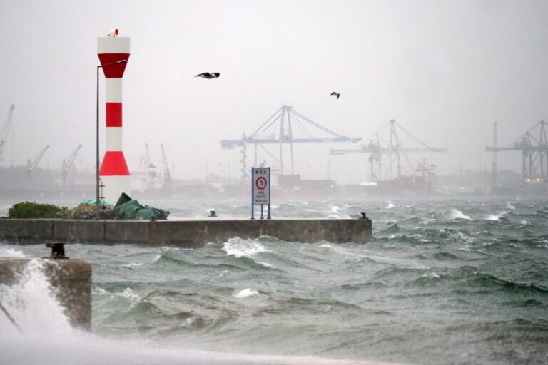 Meteorologia adversa, com agitação marítima