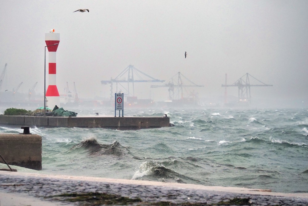 Meteorologia adversa, com agitação marítima