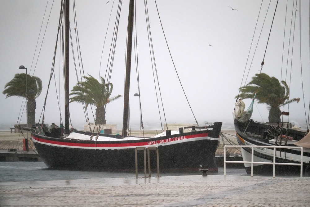 Meteorologia adversa, com agitação marítima