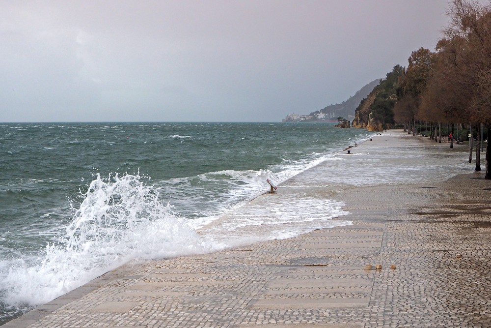 Meteorologia adversa, com agitação marítima