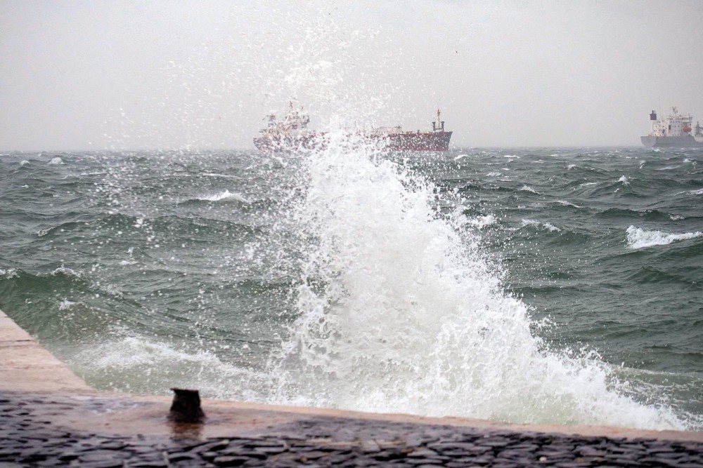Meteorologia adversa, com agitação marítima