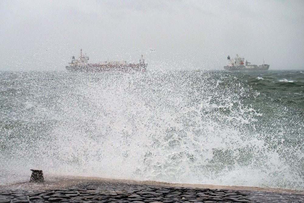 Meteorologia adversa, com agitação marítima
