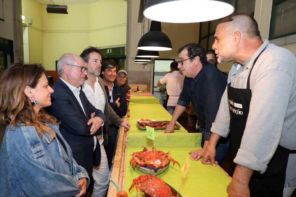 O presidente André Martins visitou os vários espaços que preenchem o Mercado da Conceição