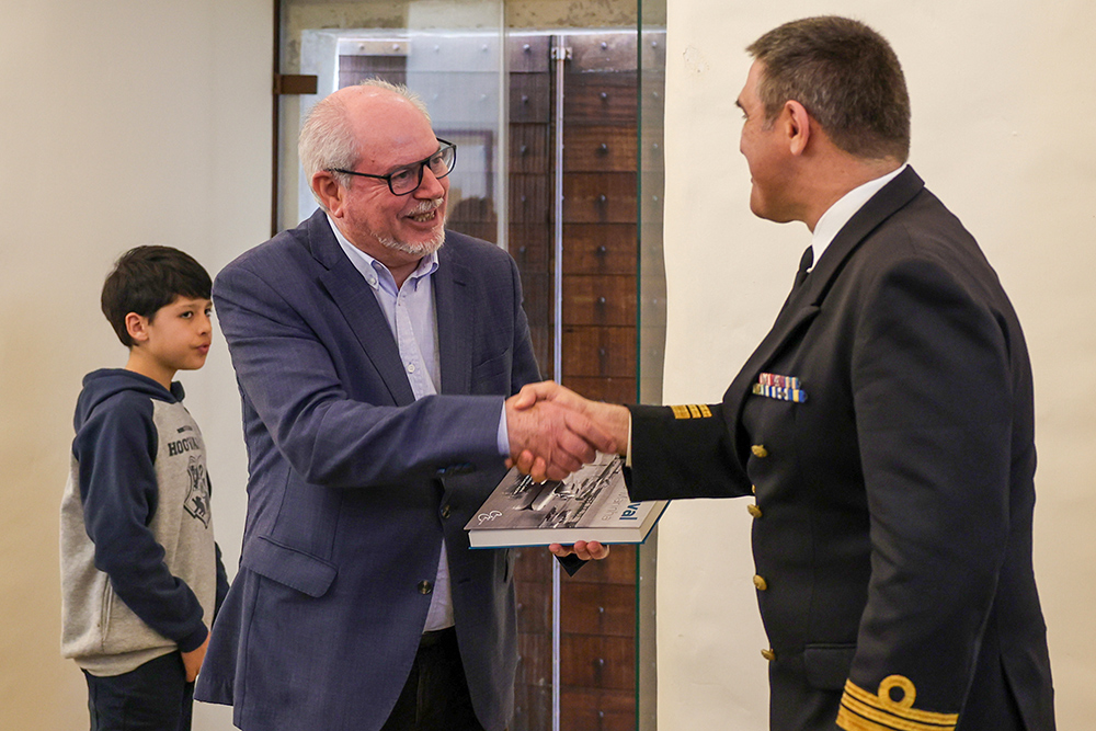 Apresentação do livro “Aviação Naval – Asas da Marinha” - presidente da Câmara, André Martins, com o autor, o capitão-de-fragata Hugo Baptista Cabral