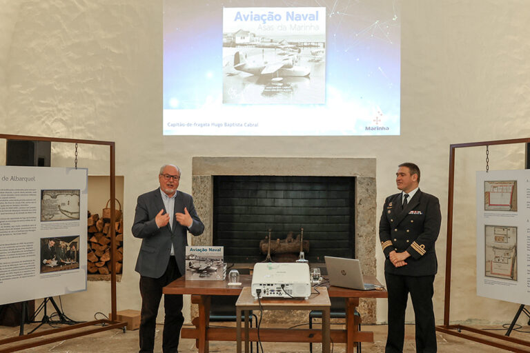 Apresentação do livro “Aviação Naval – Asas da Marinha” - presidente da Câmara, André Martins, com o autor, o capitão-de-fragata Hugo Baptista Cabral