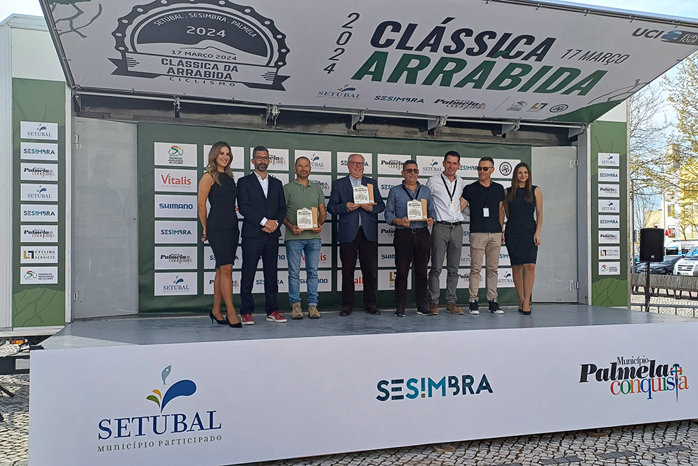 O presidente André Martins recebeu uma lembrança da organização da Clássica da Arrábida