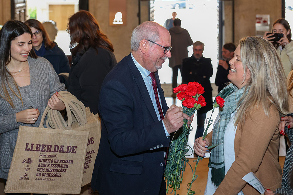 Entrega de flores nos Paços do Concelho