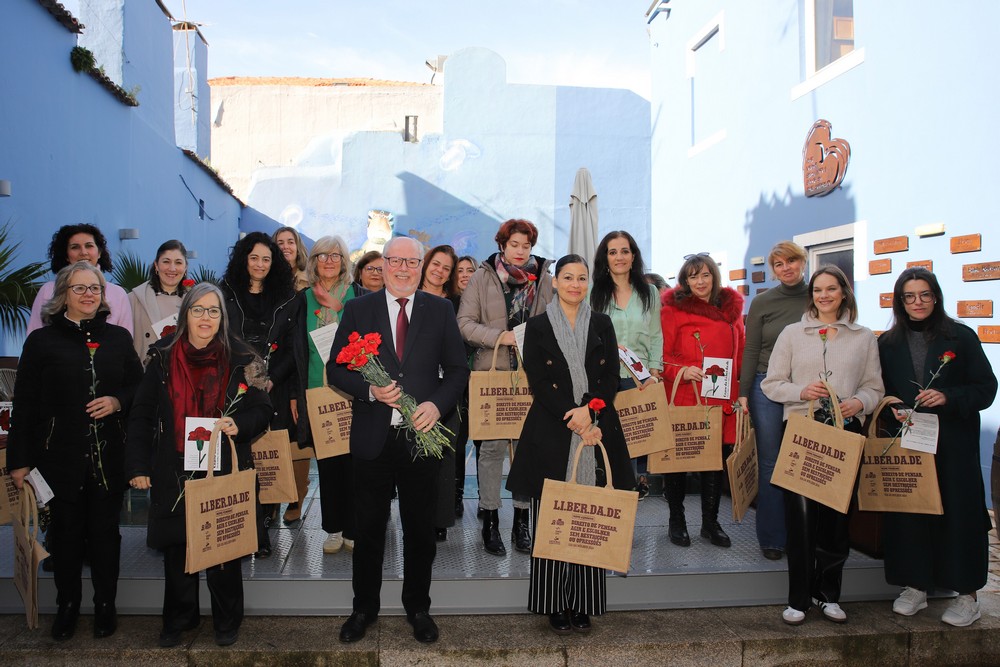 Entrega de flores na Casa da Baía
