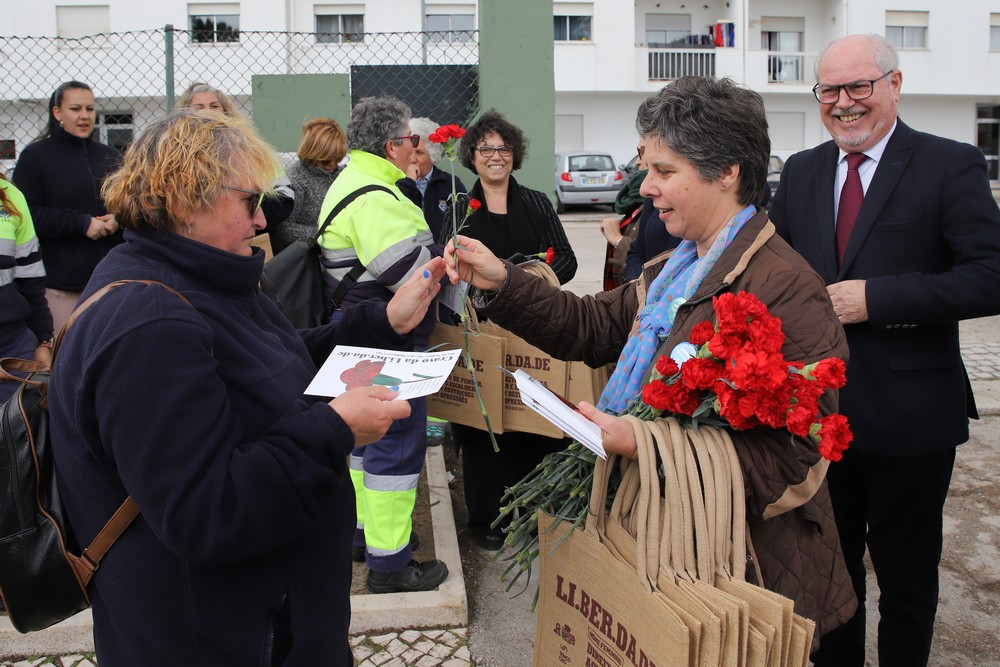 Entrega de flores nos Viveiros Municipais das Amoreiras