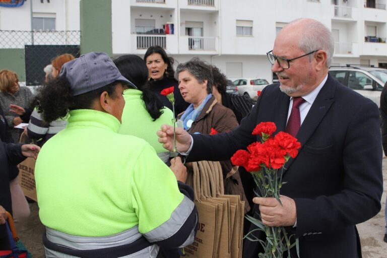 Entrega de flores nos Viveiros Municipais das Amoreiras