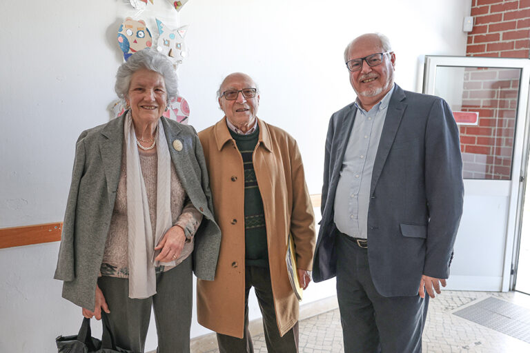 Presidente André Martins, Domingos Abrantes e Conceição Matos em encontro com alunos sobre resistência antifascista