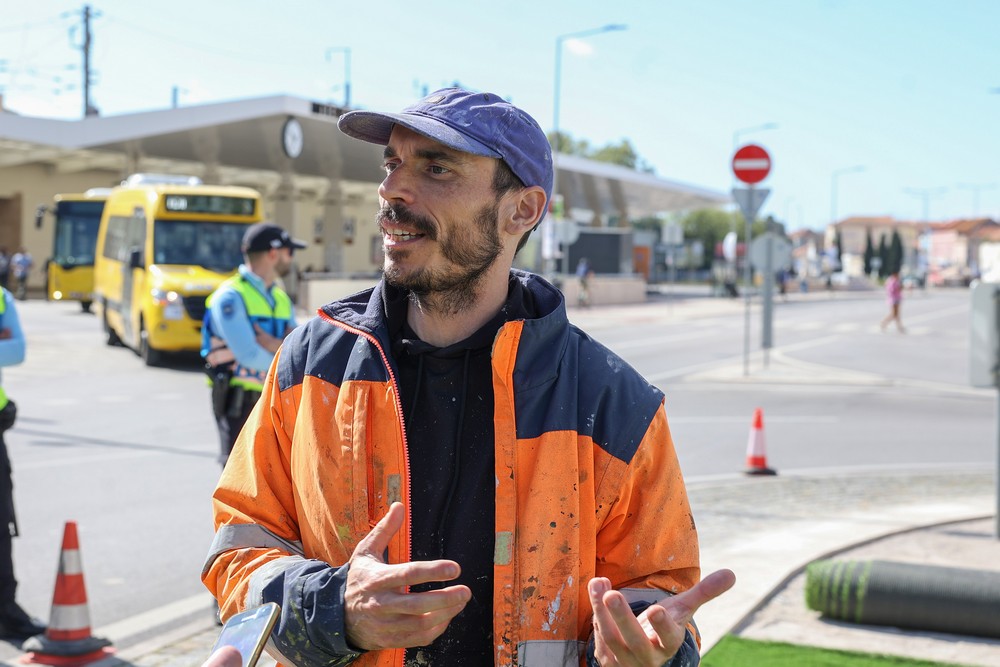 Ricardo Romero, autor da escultura de um menino a brincar com um comboio numa linha infinita que está a ser instalada na Rotunda da Praça do Brasil
