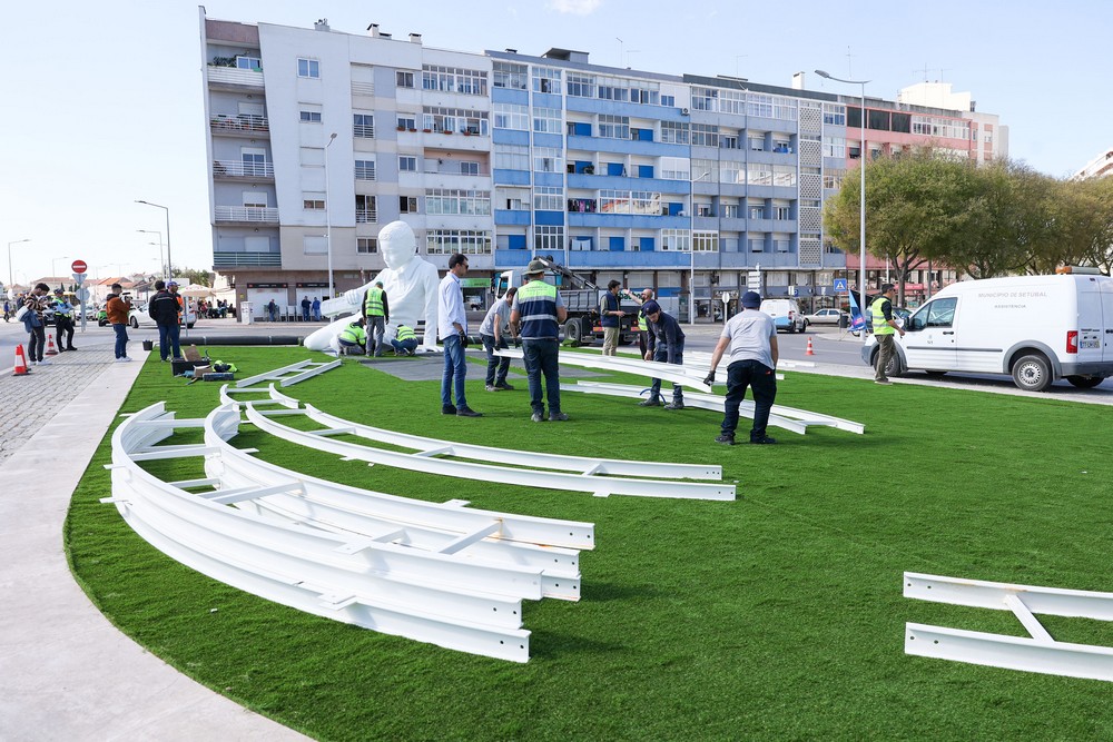 A escultura de um menino a brincar com um comboio numa linha infinita, de Ricardo Romero, começou a ser instalada na Rotunda da Praça do Brasil
