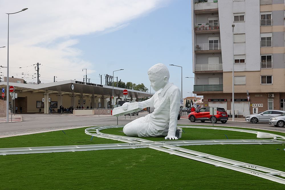 Instalação de escultura na Rotunda da Praça do Brasil (2)
