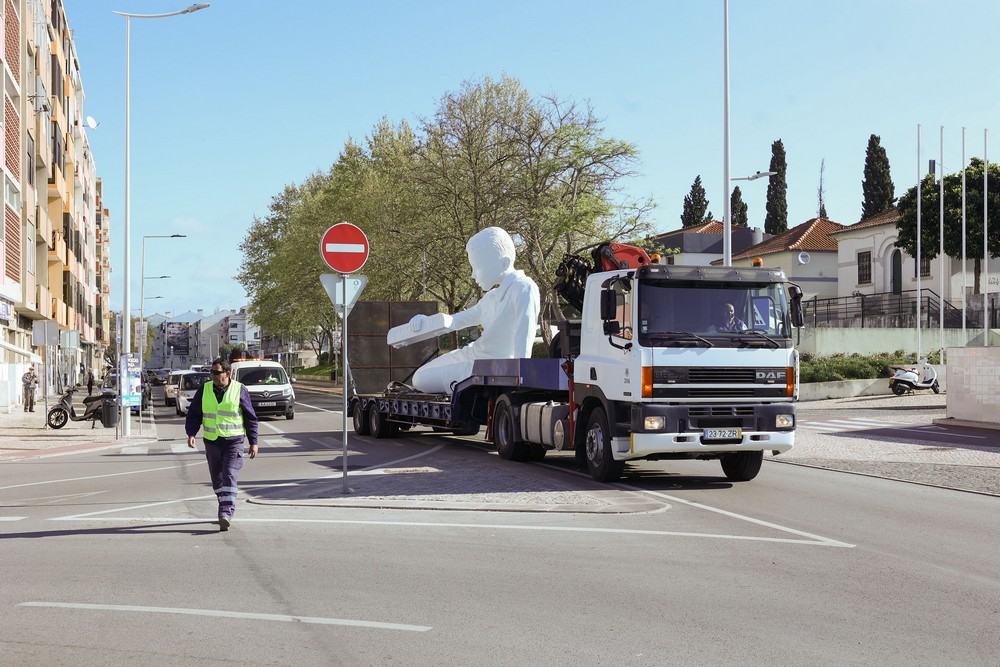 A escultura de um menino a brincar com um comboio numa linha infinita, de Ricardo Romero, começou a ser instalada na Rotunda da Praça do Brasil