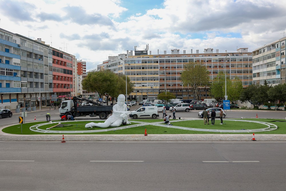 A escultura de um menino a brincar com um comboio numa linha infinita, de Ricardo Romero, começou a ser instalada na Rotunda da Praça do Brasil
