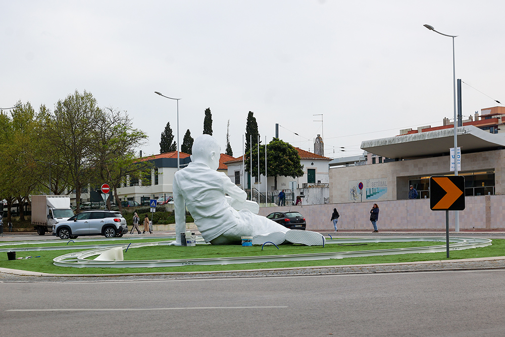 Instalação de escultura na Rotunda da Praça do Brasil (3)