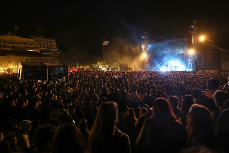 Dez mil pessoas encheram o Largo José Afonso para ver Van Zee