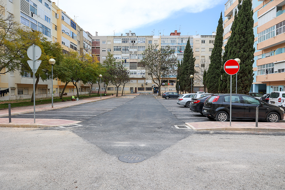 A Praceta Quinta do Tavares foi renovada com parque de estacionamento ampliado