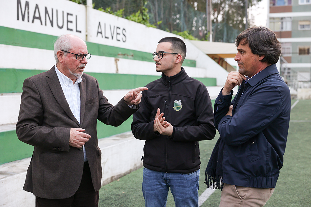 Executivos da Câmara Municipal e da Junta de Freguesia de São Sebastião visitaram o Núcleo Recreativo e Desportivo Ídolos da Praça - presidentes da Câmara, André Martins, da Junta de Freguesia, Luís Matos, e do clube, Bruno Vigário