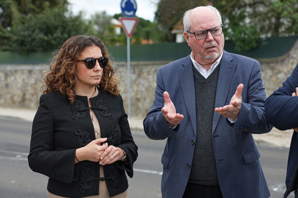 Presidente da Câmara, André Martins, com a presidente da Junta de Freguesia de Azeitão. Sónia Paulo, contactou com a população em Vila Nogueira de Azeitão e verificou a qualificação do espaço público em curso