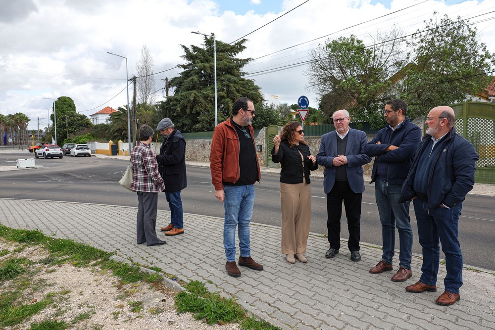 Presidente da Câmara, André Martins, com a presidente da Junta de Freguesia de Azeitão. Sónia Paulo, contactou com a população em Vila Nogueira de Azeitão e verificou a qualificação do espaço público em curso