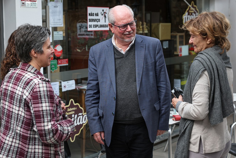 Presidente da Câmara, André Martins, com a vice-presidente, Carla Guerreiro, contactou com a população em Vila Nogueira de Azeitão e verificou a qualificação do espaço público em curso