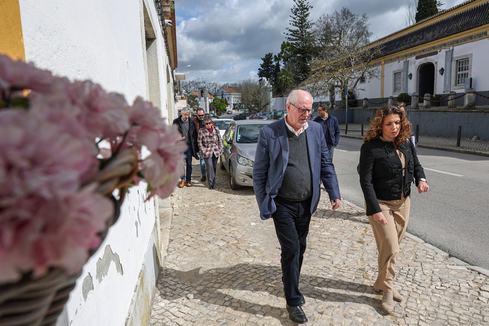 Presidente da Câmara, André Martins, com a presidente da Junta de Freguesia de Azeitão. Sónia Paulo, contactou com a população em Vila Nogueira de Azeitão e verificou a qualificação do espaço público em curso