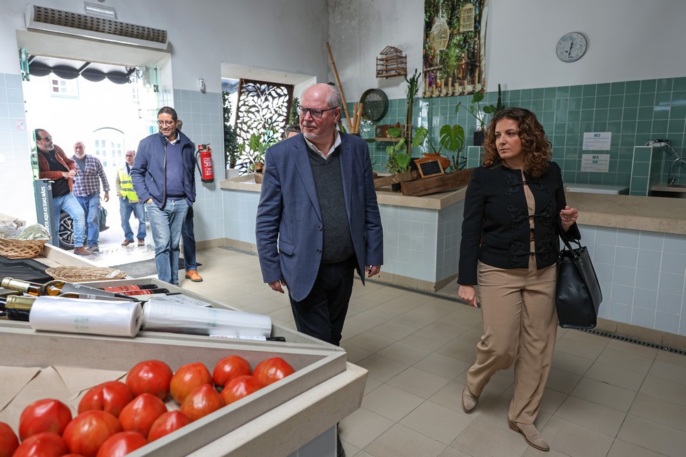 Presidente da Câmara, André Martins, com a presidente da Junta de Freguesia de Azeitão. Sónia Paulo, contactou com a população em Vila Nogueira de Azeitão e verificou a qualificação do espaço público em curso