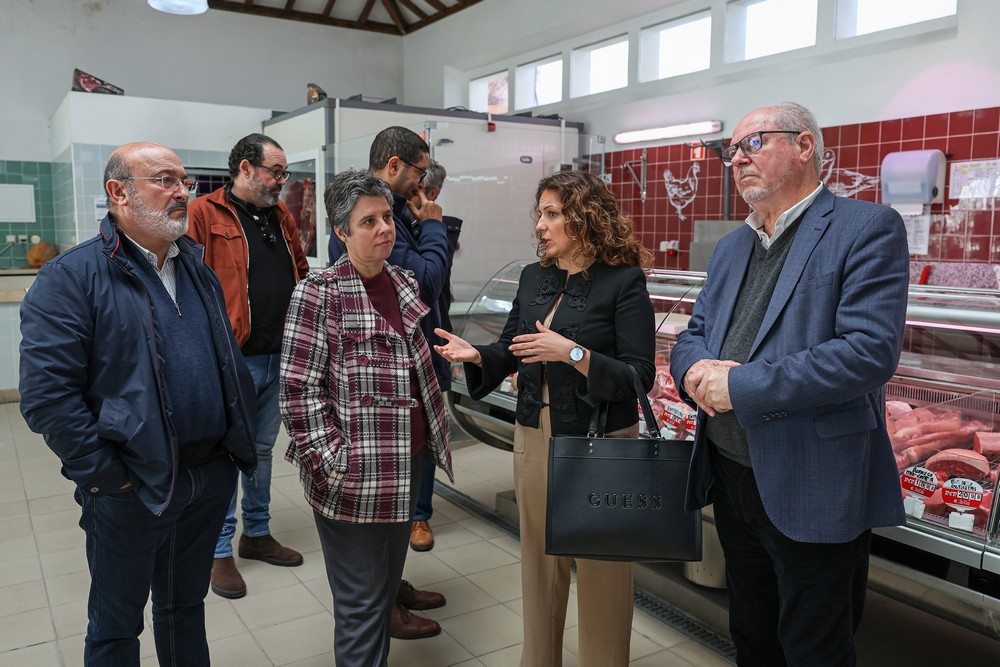 Presidente da Câmara, André Martins, com a vice-presidente, Carla Guerreiro, e a presidente da Junta de Freguesia de Azeitão. Sónia Paulo, contactou com a população em Vila Nogueira de Azeitão e verificou a qualificação do espaço público em curso