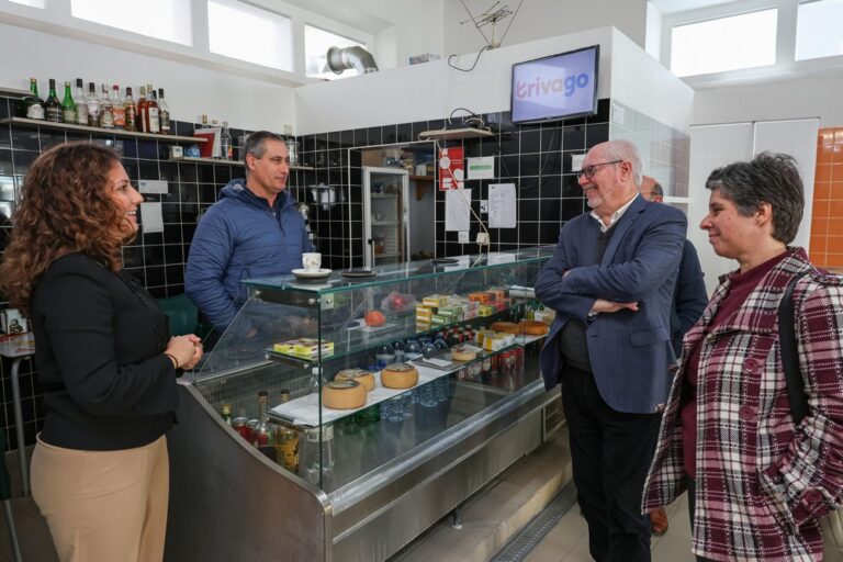 Presidente da Câmara, André Martins, com a vice-presidente, Carla Guerreiro, e a presidente da Junta de Freguesia de Azeitão. Sónia Paulo, contactou com a população em Vila Nogueira de Azeitão e verificou a qualificação do espaço público em curso