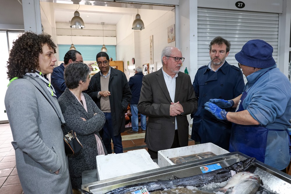 Executivos da Câmara Municipal e da Junta de Freguesia de São Sebastião visitaram o Mercado 2 de Abril