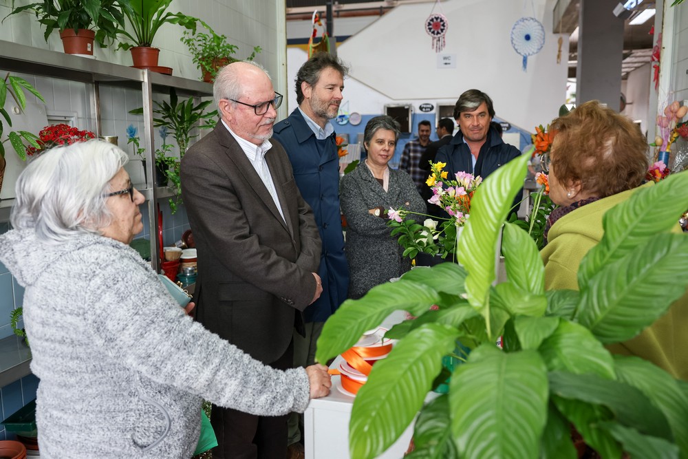 Executivos da Câmara Municipal e da Junta de Freguesia de São Sebastião visitaram o Mercado 2 de Abril
