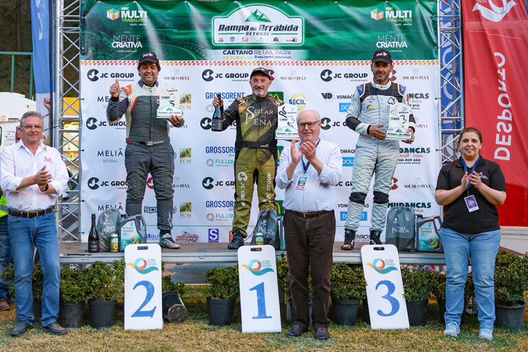 Rampa da Arrábida 2024 - O vencedor, José Correia, recebeu o troféu das mãos do presidente da Câmara, André Martins