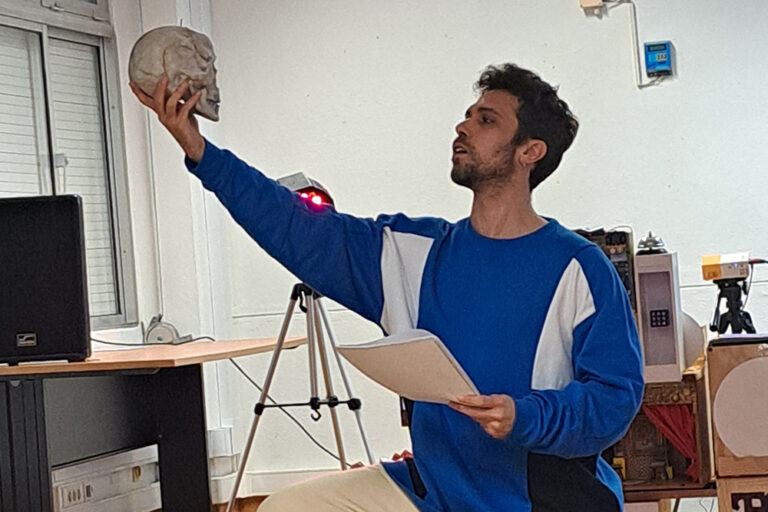 Dia Mundial do Teatro | TIS SKEPSIS: Uma Jornada Filosófica que Desafia Perceções