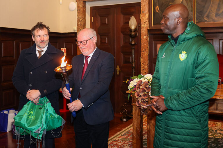 Tocha da Paz recebida nos Paços do Concelho - Presidente da Câmara, André Martins, e vereador do desporto. Pedro Pina, com o antigo atleta olímpico Francis Obikwelu