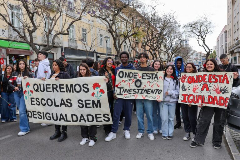 25 de Abril | Marcha das escolas "Traz Outro Amigo também"