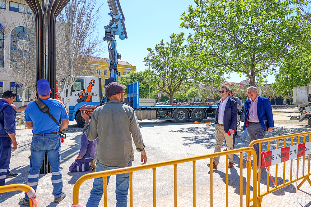 25 de Abril - Instalação da Árvore da Liberdade - escultura de Ricardo Crista