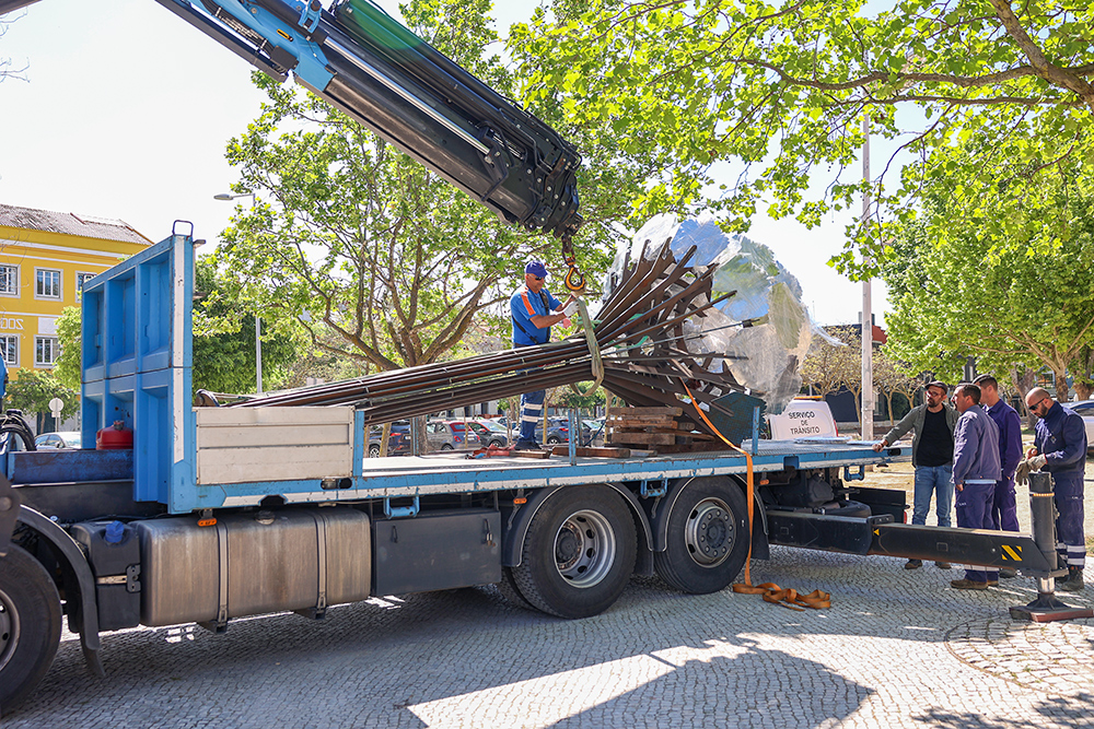 25 de Abril - Instalação da Árvore da Liberdade - escultura de Ricardo Crista