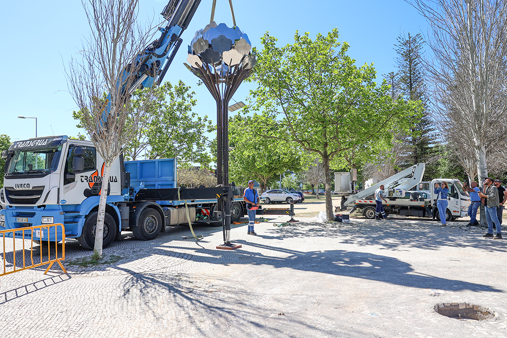 25 de Abril - Instalação da Árvore da Liberdade - escultura de Ricardo Crista