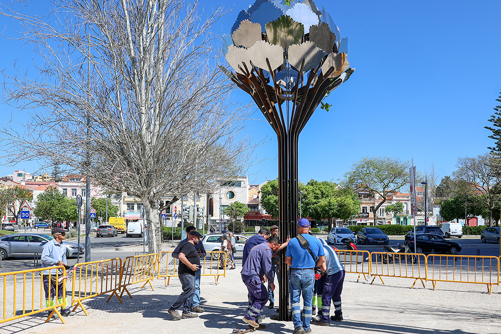 25 de Abril - Instalação da Árvore da Liberdade - escultura de Ricardo Crista