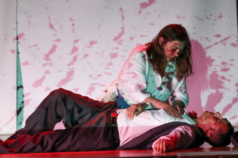 Apresentação pública interna do livro "25 de Abril. Histórias Mil", com contos sobre a liberdade escritos por funcionários municipais - o grupo de teatro da Câmara Municipal (Em)Cena interpretou a peça “Mulheres de Sal” adaptada e encenada por Miguel Assis, com base no conto de Nuno Marques