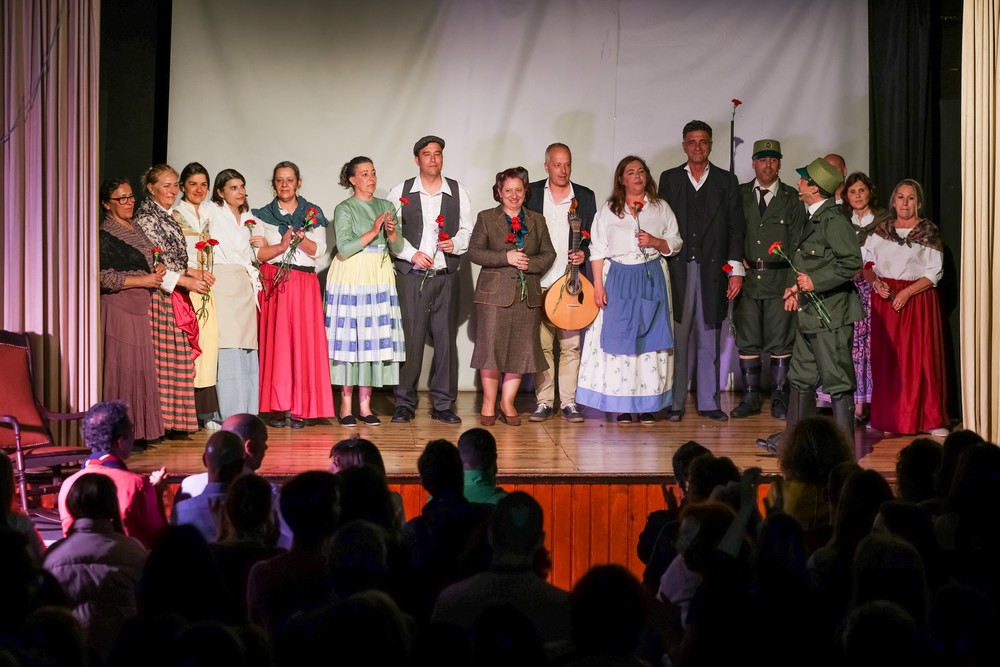 Apresentação pública interna do livro "25 de Abril. Histórias Mil", com contos sobre a liberdade escritos por funcionários municipais - o grupo de teatro da Câmara Municipal (Em)Cena interpretou a peça “Mulheres de Sal” adaptada e encenada por Miguel Assis, com base no conto de Nuno Marques